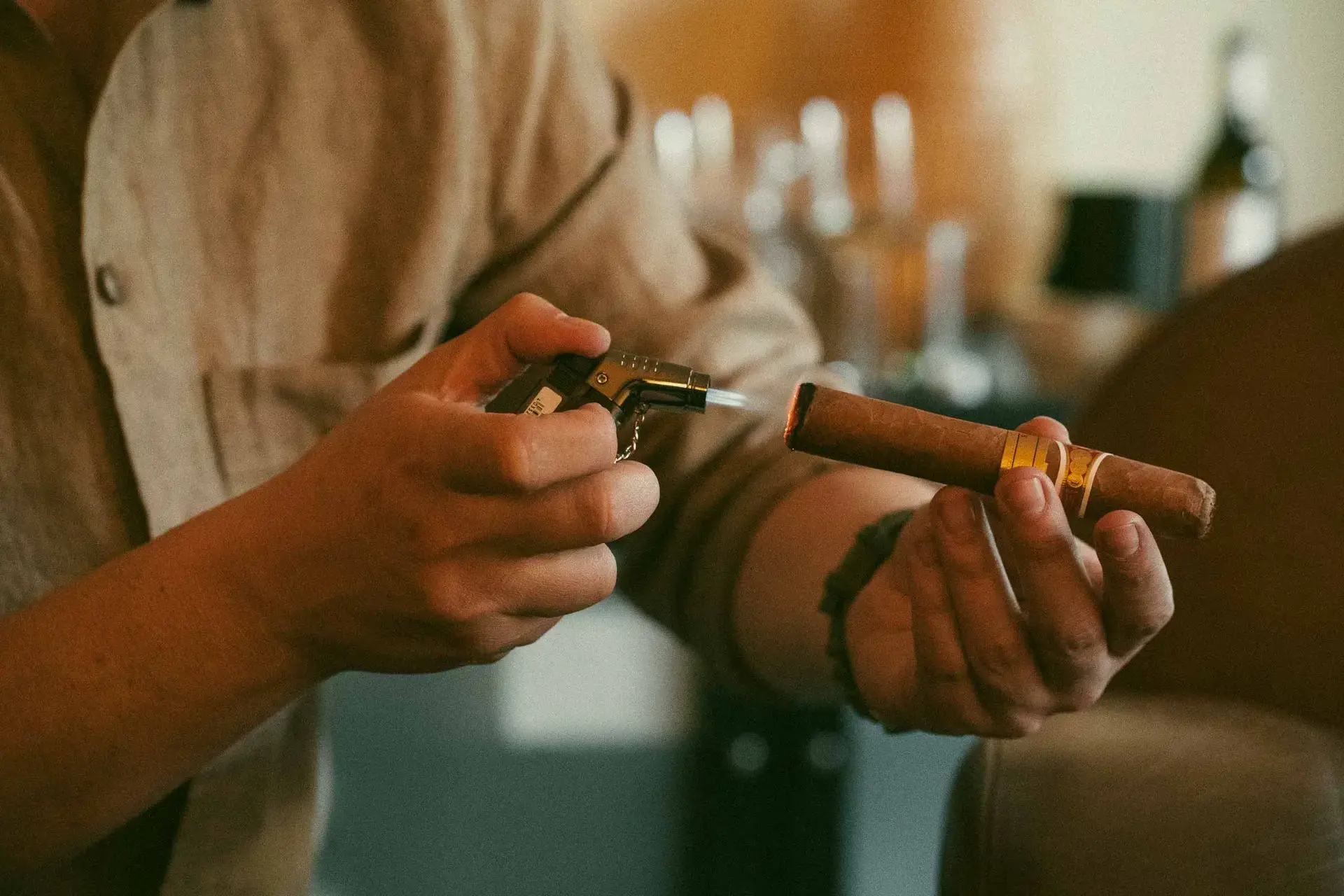 Accessoires de luxe pour cigares, coupe-cigares et briquets chez Histoires de Cigares