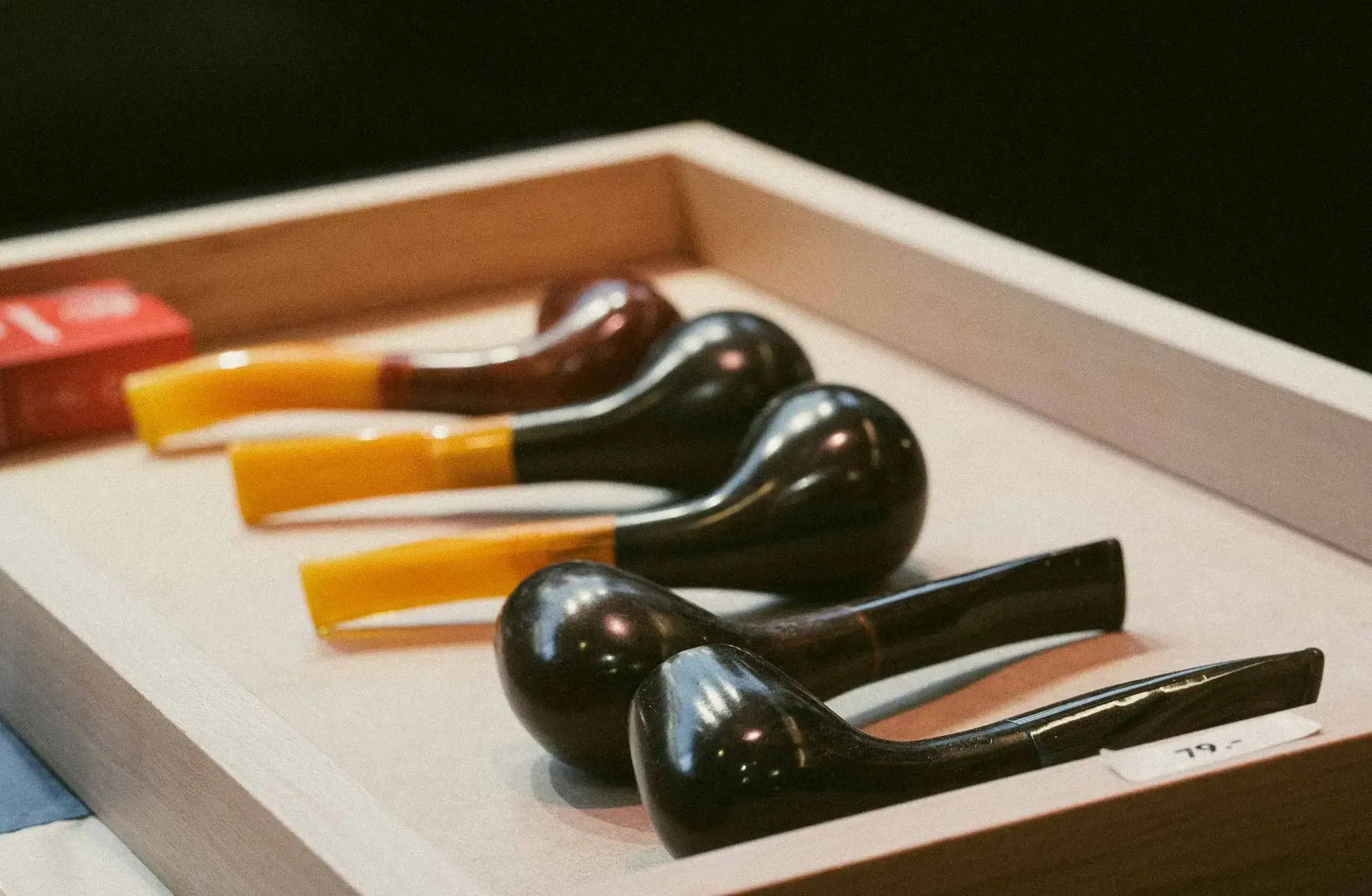 Collection de pipes élégantes présentées chez Histoires de Cigares