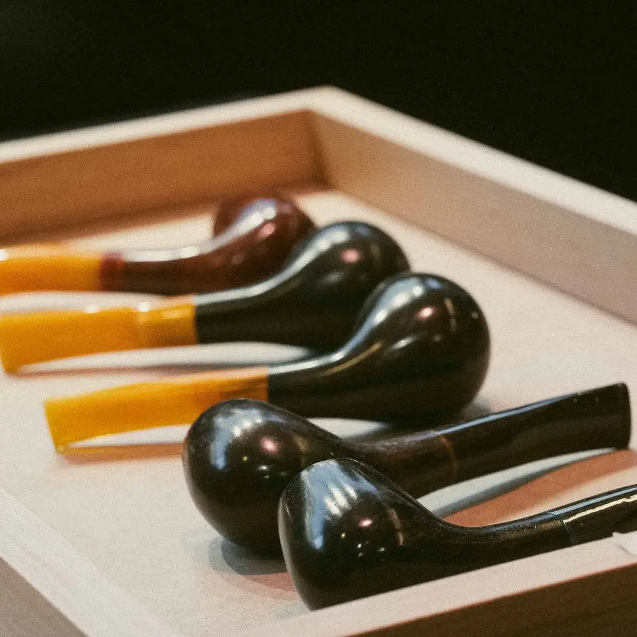 Accessoires de luxe pour cigares vendus chez Histoires de Cigares, coupe-cigares et briquets