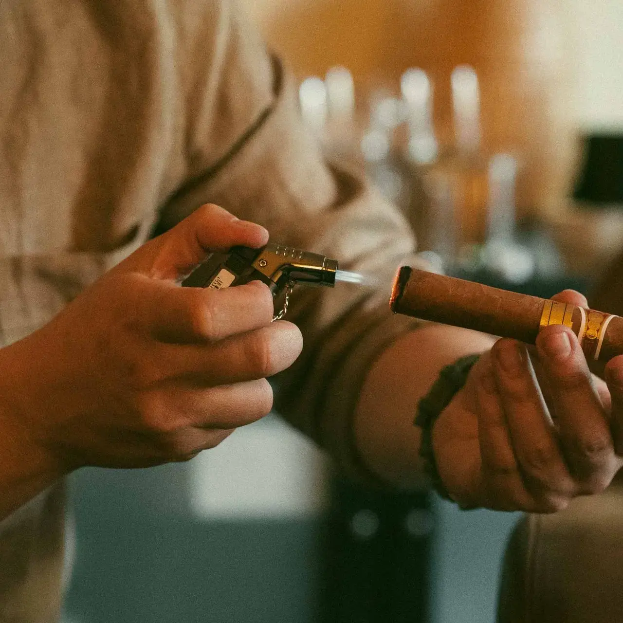 Accessoires de luxe pour cigares vendus chez Histoires de Cigares, coupe-cigares et briquets